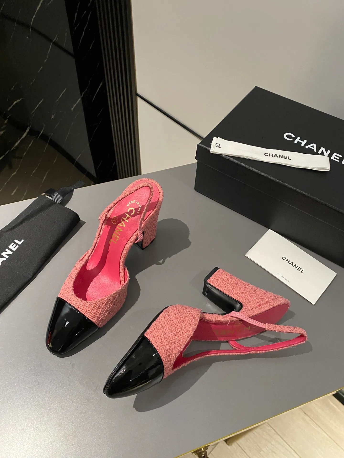 👟👟Ex-factory price 520👟👟 Purchase grade, high-heeled version, Chanel classic slingback sandals. We have been making this model for the past few years. This year, we will re-purchase the version and make a detailed copy again. I found that the upper lines and body comfort of the new version have been slightly adjusted! The brand won't say anything because the overall appearance difference is not big and it doesn't affect wearing. All colors now produced are produced according to the latest styles! What you buy is the latest classic model from the counter, made of imported mixed sheepskin surface material, imported mixed sheepskin, and Italian imported cowhide leather soles! High heels 9.5cm Size: 35-39 Other sizes can be customized (customized sizes 34, 40, 41, 42, 43 are non-refundable and non-exchangeable)